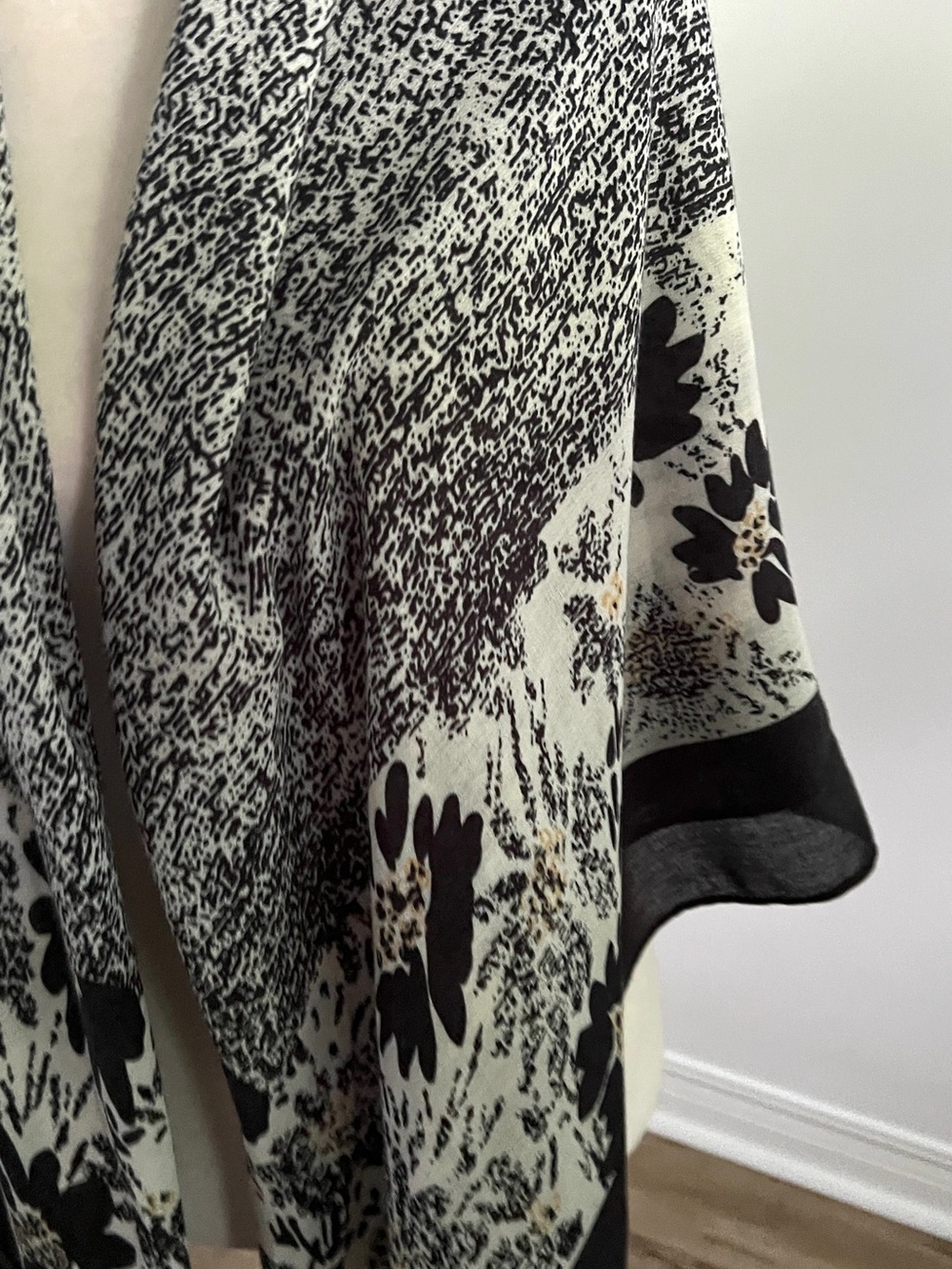 🎁Vintage Black & White Floral Oversized Scarf  •  Wrap • Butter Yellow Accents - Picture 9 of 13